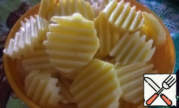 Peel the potatoes
Cut into 3-5mm thick slices.