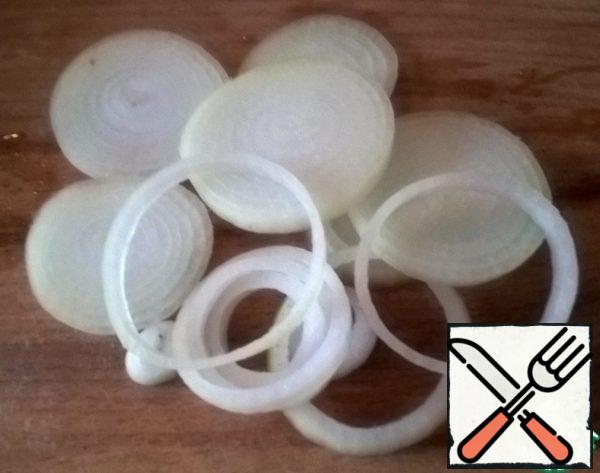 Cut the onion into rings.
