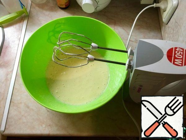 Before you start cooking, turn on the oven to heat 180 degrees.

Beat eggs with sugar and salt until white. If you do not like very sweet - sugar can be painlessly reduced.
