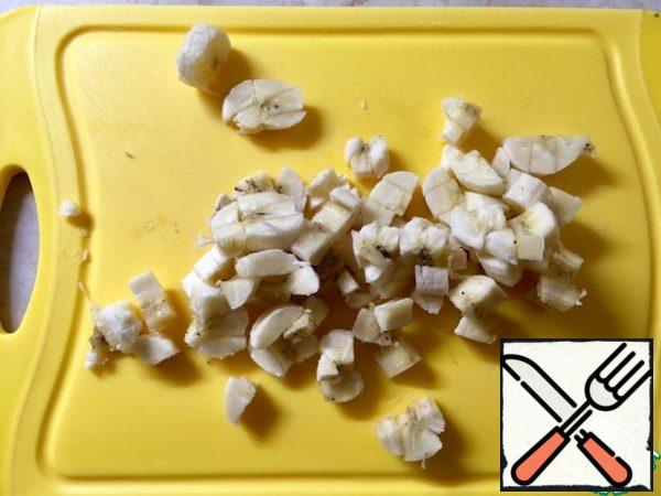 Cut the bananas into cubes and mix them into the casserole dish.