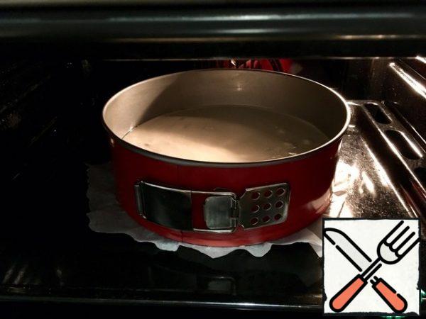We take a split form of 26 cm, cover the bottom with baking paper, put the bottom in place, fasten. You don't need to lubricate anything. The form should be high enough sides, because during baking, the casserole rises strongly, then, however, it also falls off.
We pour out our preparation. Put in the oven for 70 minutes.
I had a lot of tension during baking - I turned off the oven after 70 minutes, opened the door a little and left the casserole to cool in the oven. If you are confident in your oven, then remove it after the time has elapsed.
After cooling, the casserole easily moves away from the edges of the mold.
Use cold. You can pour jam (in the photo, jam from irgi) and sprinkle with powdered sugar. Although without all the additives-the sweetness of a banana, the sourness of cottage cheese and a slight taste of coconut-what else do you need for morning coffee?