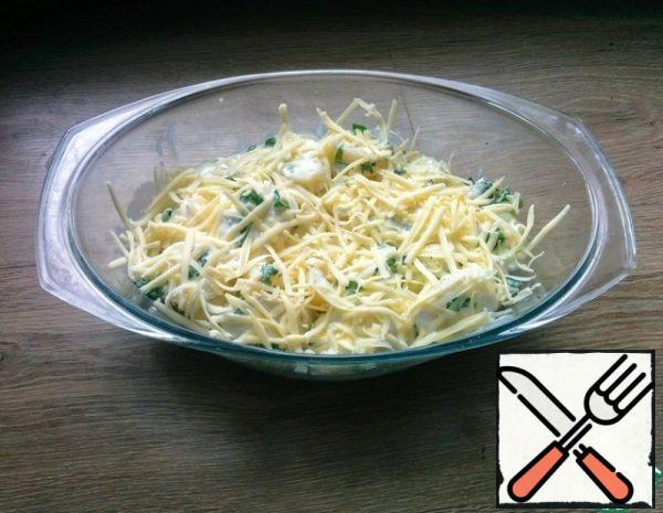 In a baking dish, greased with oil, put the potatoes, pour the sauce and sprinkle with grated cheese.
Bake at 180 degrees for 25 minutes.