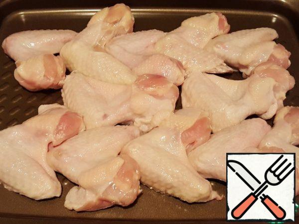 Turn on the oven preheating 200°. Wash and dry the wings. Place on a non-stick baking sheet.