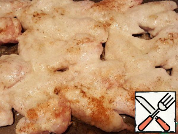 Mix the spices and grind in a mortar, add salt. (Take a pinch of each spice, pepper to taste.) RUB the wings with a mixture of spices and drizzle with vegetable oil. I have coconut oil in a balloon, but you can take any vegetable oil in a small amount.