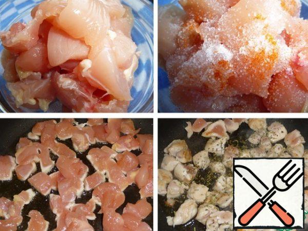 Cut the chicken into cubes, season with salt and pepper. In a large frying pan, heat the melted butter and fry the chicken until lightly golden brown for about 4 minutes. Add oregano and rosemary. Try not to overcook so that the chicken retains its juiciness.