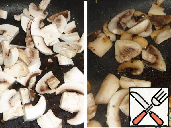 Heat vegetable oil in a frying pan and fry the chopped mushrooms over medium heat. Fry, stirring occasionally, until golden brown. Do not salt the mushrooms, they will remain juicy.