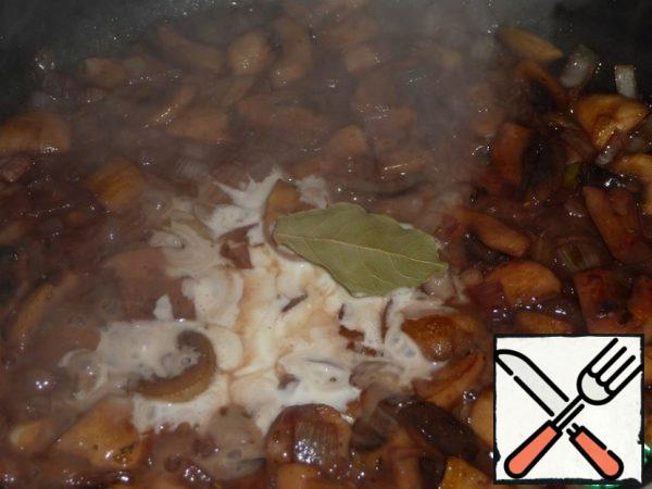 Add the meat to the sauce and simmer for a couple of minutes.