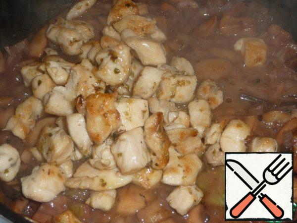 Remove the bay leaf. Remove the pan from the heat. Add salt and pepper to taste. If you want more sauce, you need to increase the amount of cream.