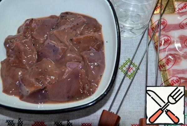 Pour in the cognac ( or other strong alcohol) and mix.
Leave on for 15-20 minutes.
At this time, you can already light the grill.