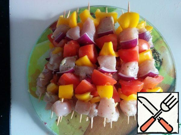 Remove the meat from the marinade and string it on wooden skewers alternately with vegetables (pre-soak the skewers for 20 minutes in water so that they do not burn). Salt and pepper to taste.