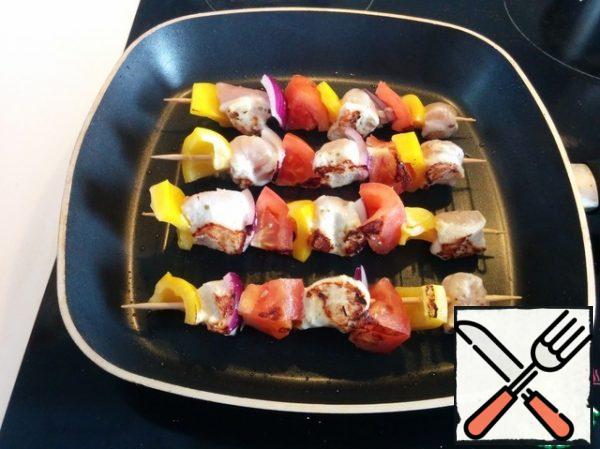 Cook on the grill until tender, turning from time to time and pouring a mixture of olive oil and lemon.
