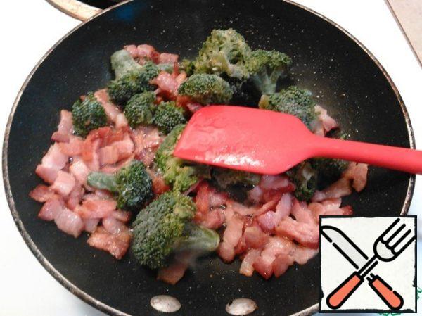 When the bacon is almost ready, add the broccoli. I have frozen, it turned out very tender and very tasty. If you have fresh, just sort the inflorescences into smaller pieces. Fry, stirring, just 2-3 minutes!