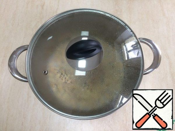 Pour the soy meat into a saucepan, cover with boiling water, and leave for 10 minutes.