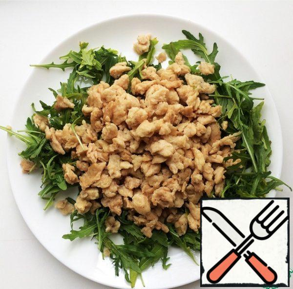 Put the greens on a plate and put the finished soy meat on top.
