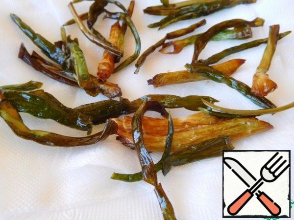 Everything is prepared very quickly before Browning. Spread on a napkin, removing excess oil.
Put the finished rice on a plate, lightly pour onion oil and put the onion on top.