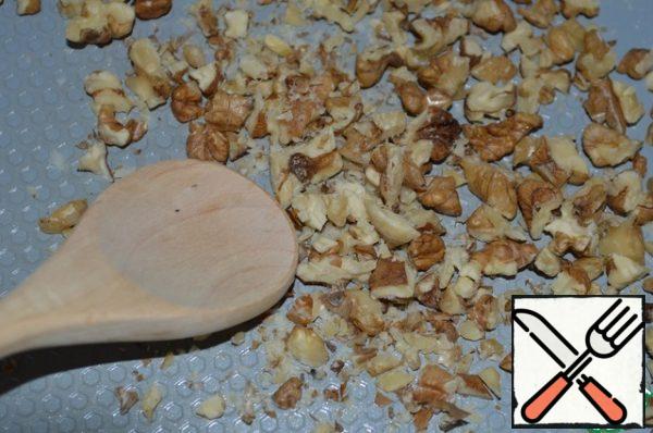 Boil 1 liter of water. Salt.
Put the rice bags in boiling water.
Set the timer for 30 minutes. While the rice is cooking, chop the nuts and fry them in a dry pan until Golden.