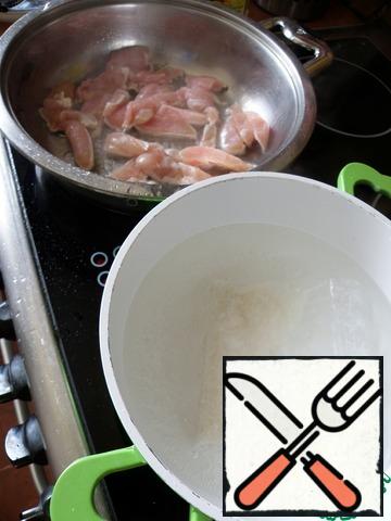 This dish is prepared very quickly, so it is perfect for basmati rice in cooking bags. Rice is cooked for only 12 minutes, but this is enough.Put boiling water on the rice, peel the vegetables, cut the fillet into strips of about 3 x 1.5 cm. Lower the rice to cook and fry the fillet a little in the heated oil.