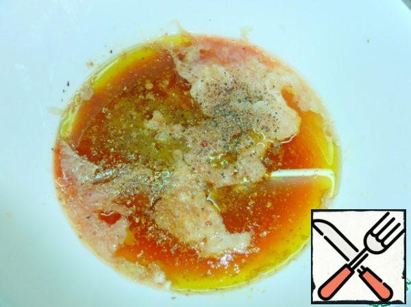 For the marinade, pass the onion through a meat grinder or grate on a coarse grater. Or just finely chop.
Add olive oil, strongly carbonated mineral water, adjika, oregano, salt and pepper to the onion and mix.