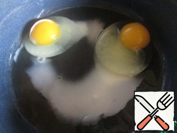 In a frying pan, heat the maple syrup and beat the eggs.