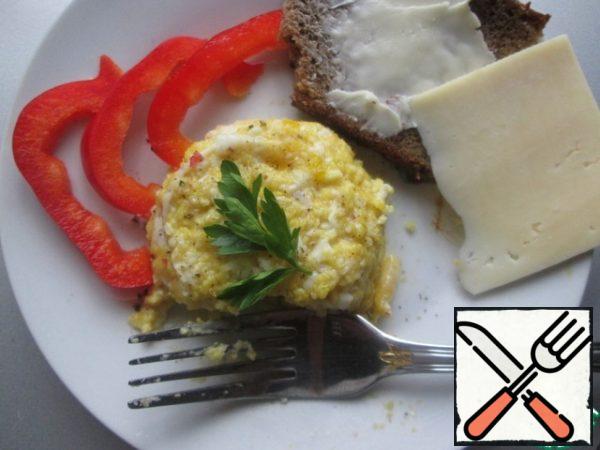 That's it, our omelet is ready. I peppered it for piquancy. I really liked the combination with salty cheese.