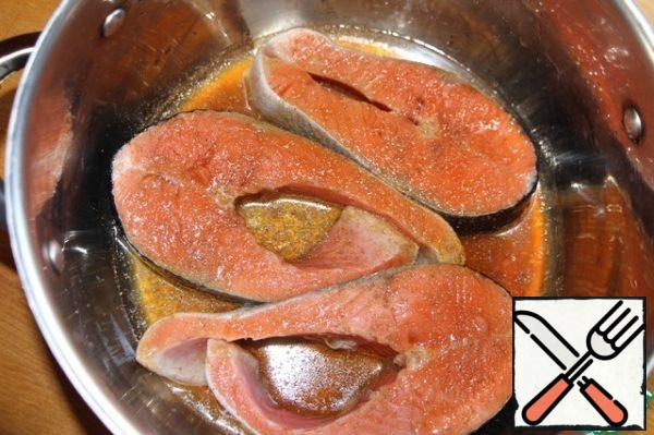 In the resulting marinade, immerse the fish pieces for at least 30 minutes.