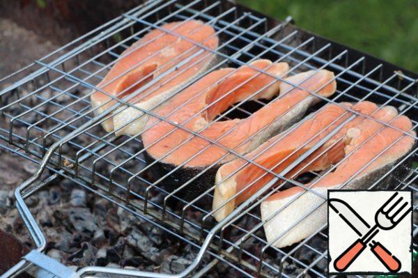 Put the fish on the grill and fry until tender for 7-10 minutes.