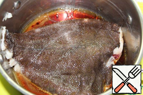 Mix sesame oil and soy sauce, add wine and lemon juice. Add sugar and ginger and wait for the sugar to dissolve. In the resulting marinade, immerse the flounder carcasses for 1 hour.
