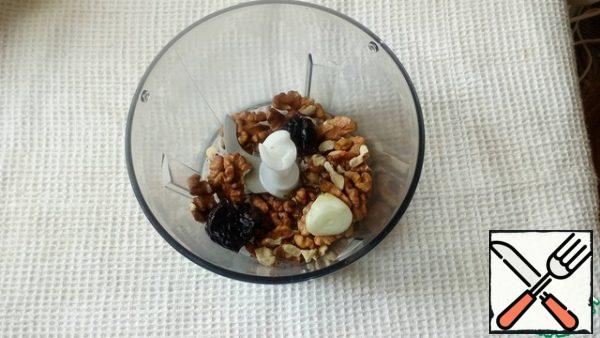 Chop the nuts with the onion and prunes.