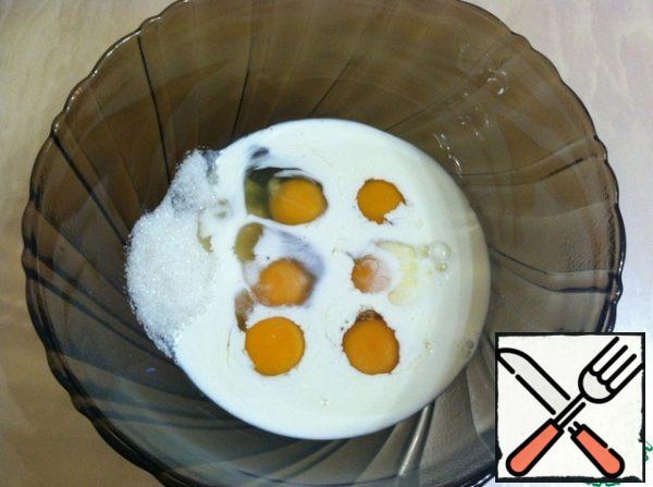In the package with cottage cheese, you can often find cream. Pour the cream into a bowl, add the eggs and sugar. Beat with a mixer.