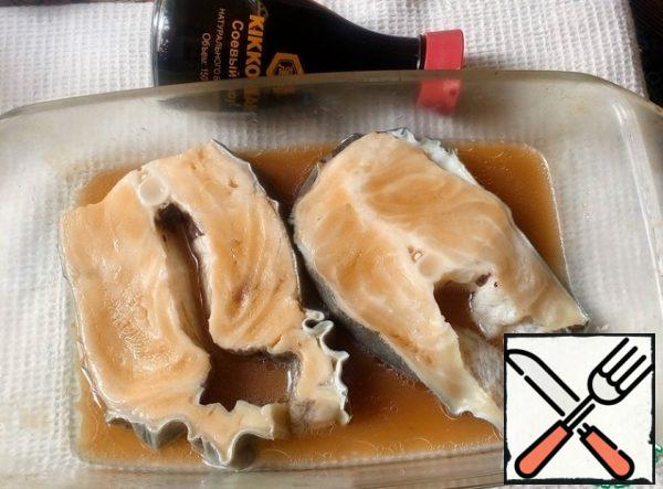 For the marinade, mix 50 ml of orange juice, oil, soy sauce (1.5 tablespoons). Put the fish in it, roll it on all sides and leave for 30 minutes.