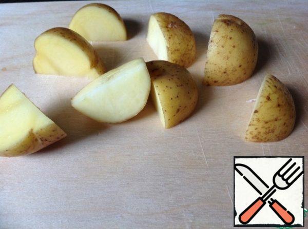 Wash small new potatoes well and cut them into quarters.