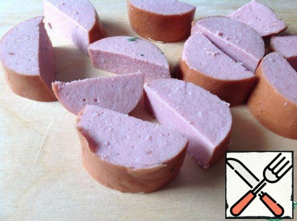 Cut the sausages into thick slices.