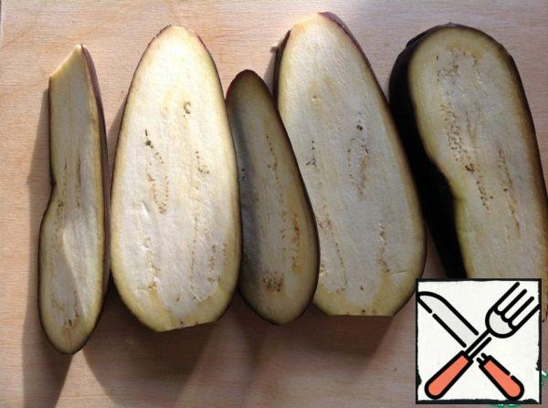 Cut the eggplant lengthwise into long slices. Of course, you can also use circles, as you prefer.