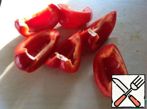 Remove the stalk and seeds from the sweet pepper. Coarsely chop.