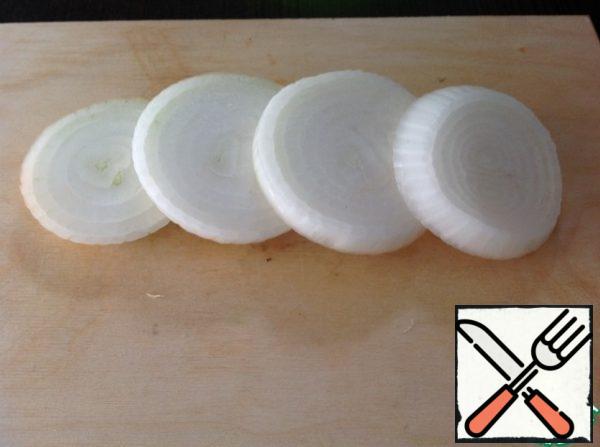 Peel the onion and cut it into thick circles. To prevent the onion rings from falling apart, fasten them with toothpicks or thin wooden skewers.