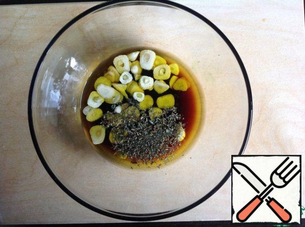 Prepare the marinade. To do this, add soy sauce to the bowl (I used naturally cooked soy sauce), olive oil, balsamic, mustard, honey or cinnamon sugar, chopped garlic, favorite seasonings (I have Italian herbs).