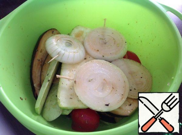 Put the vegetables in a deep bowl or a strong plastic bag and add the marinade. Mix well and let marinate for at least 30 minutes.