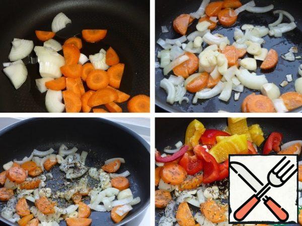 In a large frying pan or saucepan with a thick bottom, fry onions and carrots in vegetable oil until soft, add garlic, spices, two types of bell pepper. Fry on high heat for a couple of minutes.