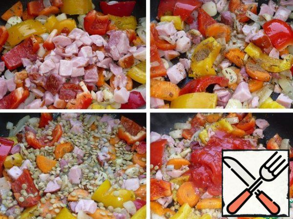 Add the meat (I have already cut into small pieces), coriander, lentils, tomatoes in their own juice, a pinch of sugar. Everything is fried quickly so that the vegetables retain their shape.