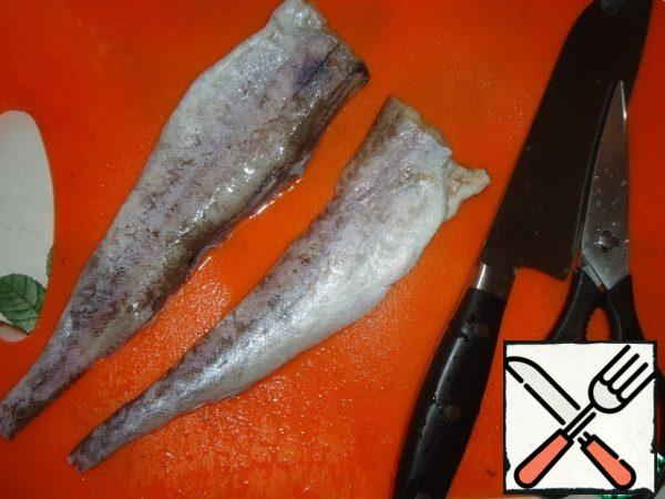 If you take a whole fish, then you need to cut it into fillets, freeing it from the ridge.