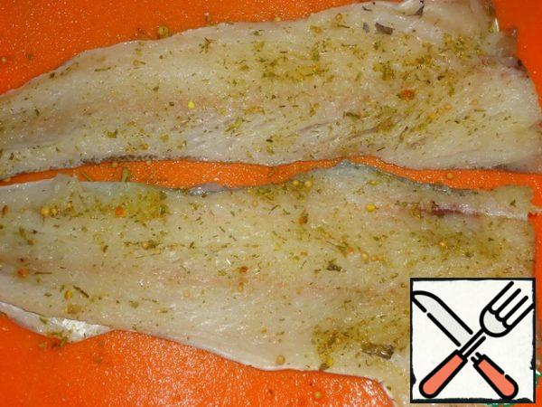 Add salt and spices to the fish fillet.
