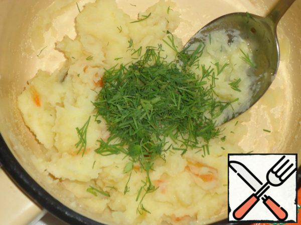 Mash the boiled potatoes, add the oil and dressing. Then add dill to the filling (if desired).