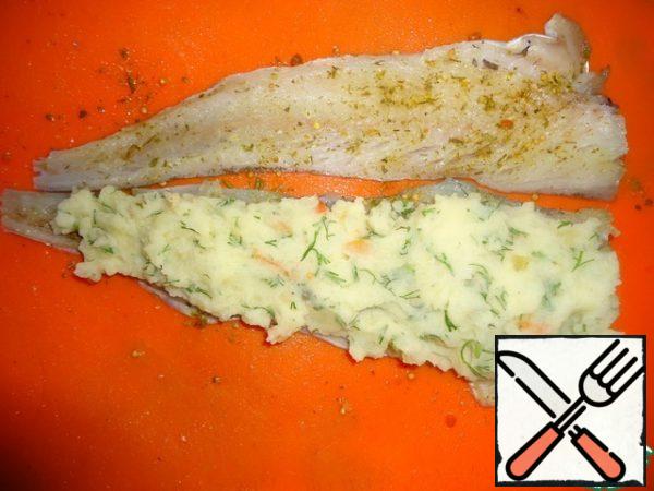 Put the filling on one fillet of fish.