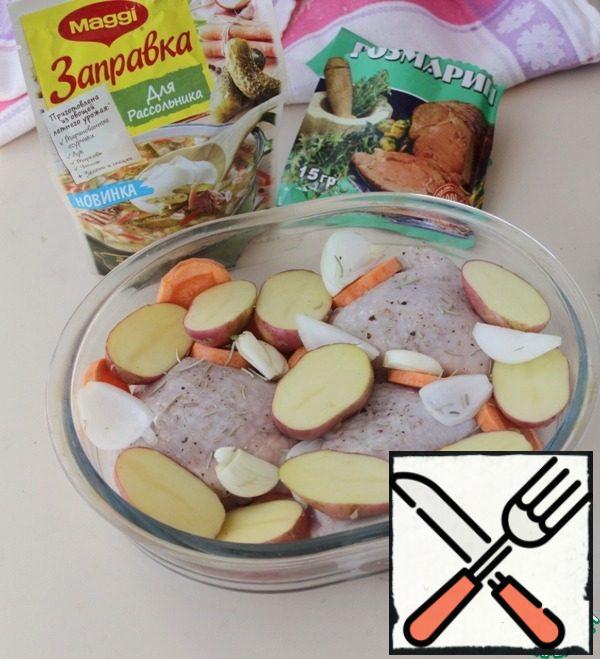 In a heat-resistant form, put the thighs and distribute the carrots, onions, and garlic between them. Young medium-sized potatoes cut in half and also send to the form.