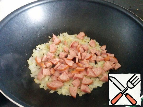 Pre-boil the beans (you can use canned) and potatoes until fully cooked.
I prefer to bake potatoes in the oven in foil.
Cut the onion into cubes and fry until Golden in a small amount of vegetable oil.