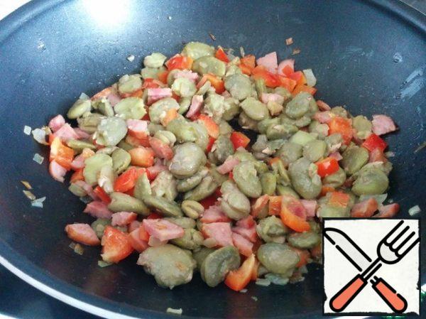 Add the beans, minced garlic, salt and pepper.
Simmer the filling for about 2 minutes. At the end, add fresh coriander.