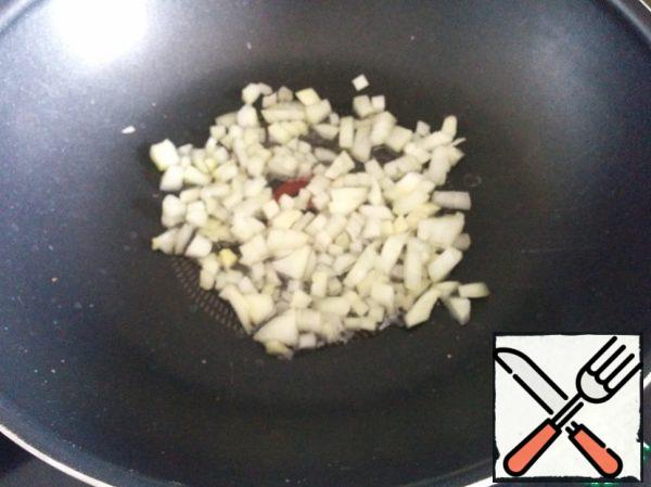 Cut the pepper into cubes and also send it to the pan.