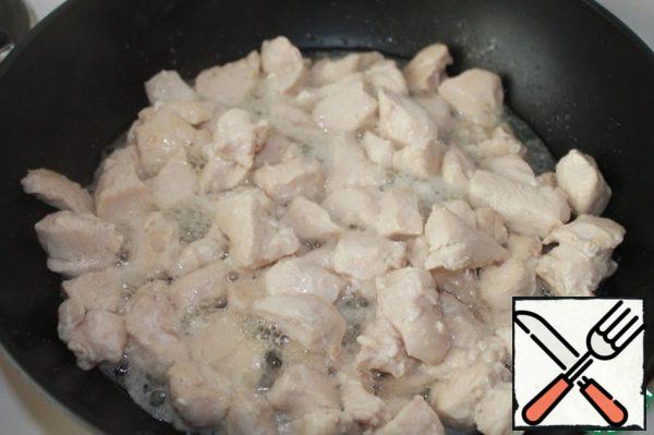 Fry the chicken fillet in vegetable oil. Salt.