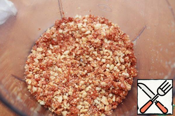 Chop half the peanuts in a blender. Add paprika, sugar, soy sauce, garlic passed through the press, vinegar. Stir.