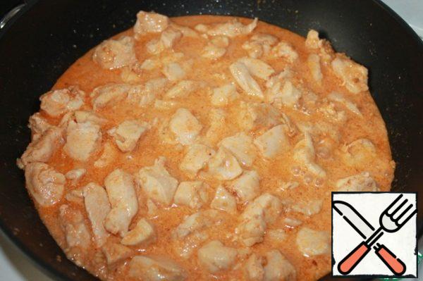 Add the mixture to the chicken and pour in the cream. Simmer under the lid for 2-3 minutes.